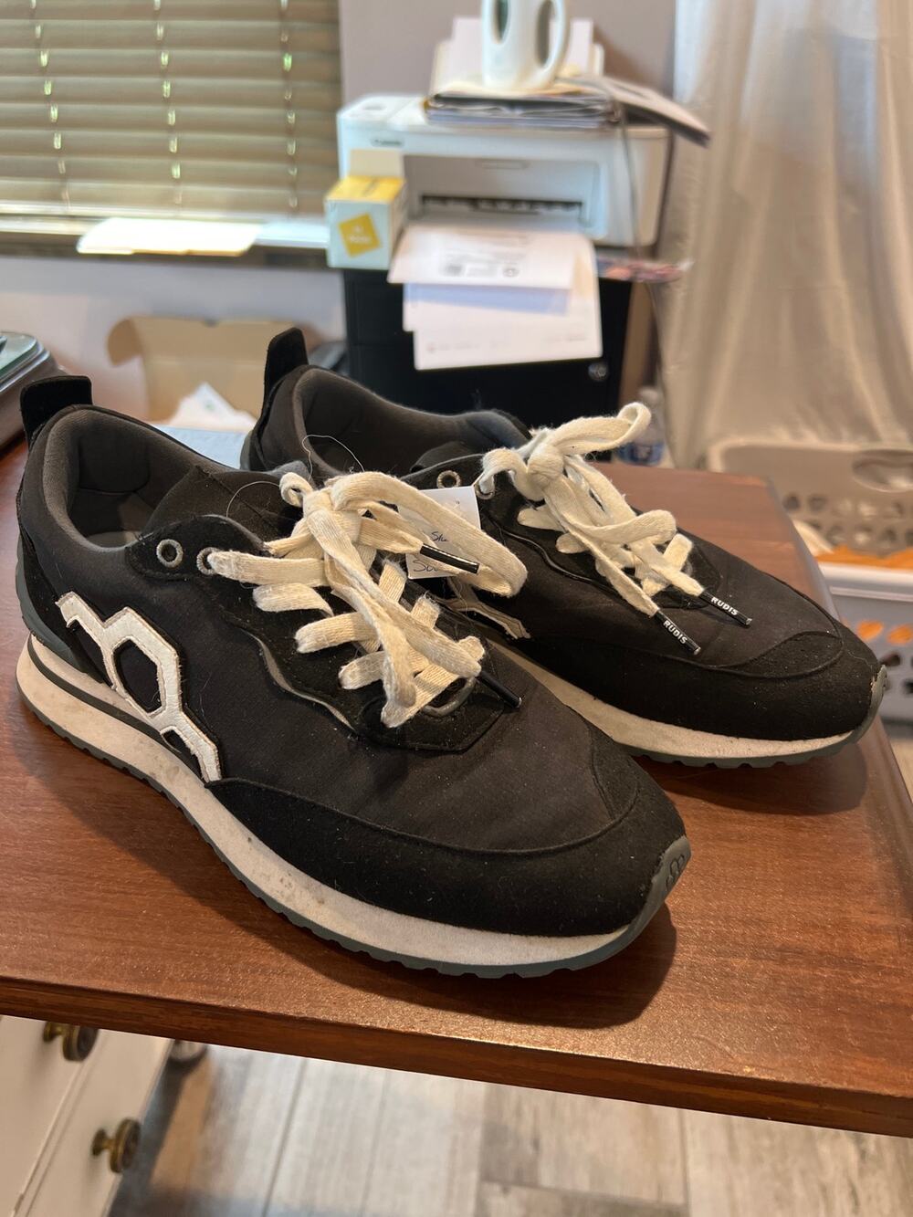 Mens 7/womens 8.5 Rudis street lifestyle black shoes